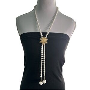 Vintage Signed Sarah Coventry White and Gold Floral Beaded Necklace